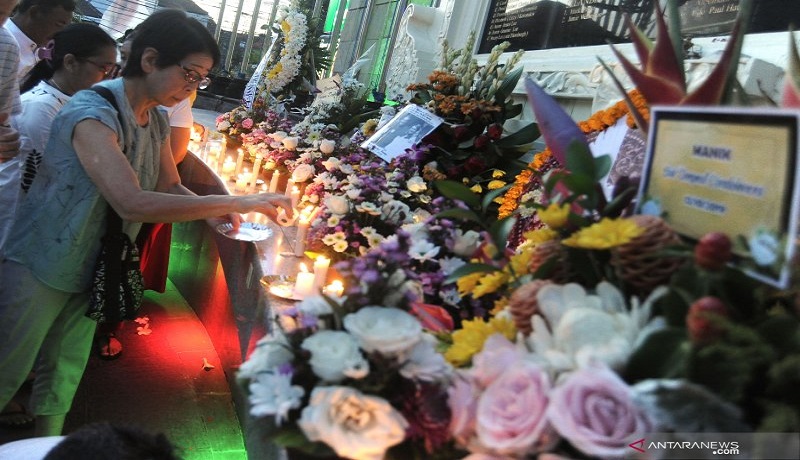 Keluarga korban bom Bali menyalakan lilin saat peringatan 17 tahun tragedi bom Bali di Monumen Bom Bali, Legian, Kuta, Bali, Sabtu (12/10). Foto: Antara Keluarga korban bom Bali menyalakan lilin saat peringatan 17 tahun tragedi bom Bali di Monumen Bom Bali, Legian, Kuta, Bali, Sabtu (12/10). Foto: Antara