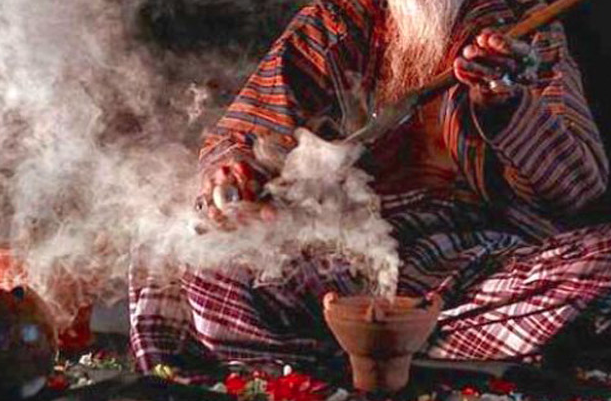 Ilustrasi seseorang sedang melakukan ritual untuk menaklukan hati lawan jenis. (Foto: iyakan.net) Ilustrasi seseorang sedang melakukan ritual untuk menaklukan hati lawan jenis. (Foto: iyakan.net)