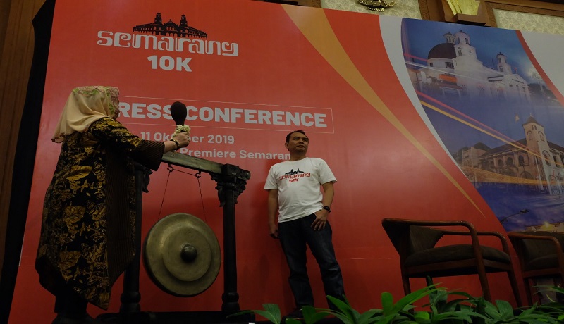 Assisten III Setda Kota Semarang Masdiana Safitri memukul gong tanda diluncurkannya event Semarang 10K. Foto: Guswahid Assisten III Setda Kota Semarang Masdiana Safitri memukul gong tanda diluncurkannya event Semarang 10K. Foto: Guswahid