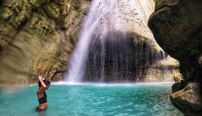 Air terjun Hoko yang memesona. Bikin kamu ingin berenang dan malas naik ke daratan (Foto : Traveling Yuk) Air terjun Hoko yang memesona. Bikin kamu ingin berenang dan malas naik ke daratan (Foto : Traveling Yuk)