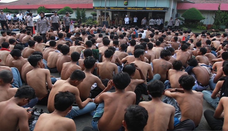 Ribuan pelajar yang akan mengikuti aksi unjuk rasa ke Gedung DPR diamakan di Mapolres Metropolitan Tangerang. Foto: Antara Ribuan pelajar yang akan mengikuti aksi unjuk rasa ke Gedung DPR diamakan di Mapolres Metropolitan Tangerang. Foto: Antara
