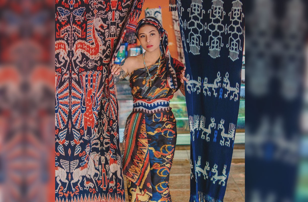 Awkarin tampil cantik dan anggun dalam balutan tenun Sumba yang eksotis. (Foto: Instagram/@awkarin) Awkarin tampil cantik dan anggun dalam balutan tenun Sumba yang eksotis. (Foto: Instagram/@awkarin)