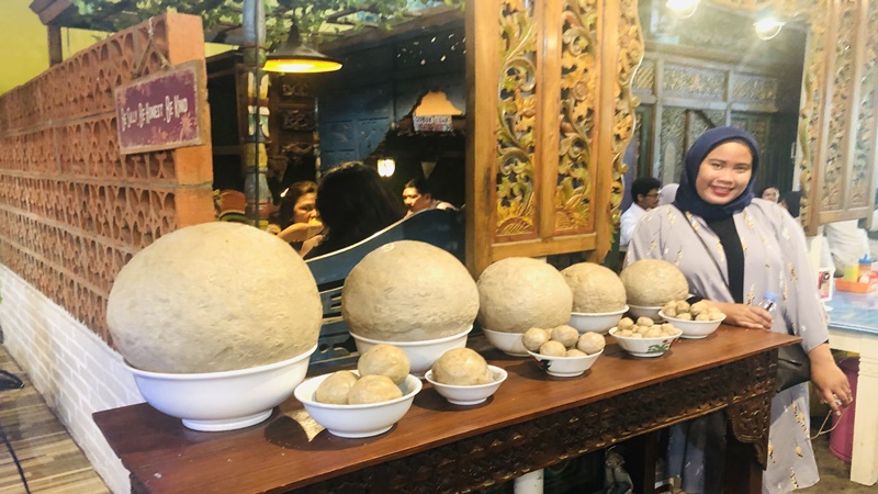 Bakso Klenger besar beratnya mencapai 25 kg (foto: GenPI.co) Bakso Klenger besar beratnya mencapai 25 kg (foto: GenPI.co)