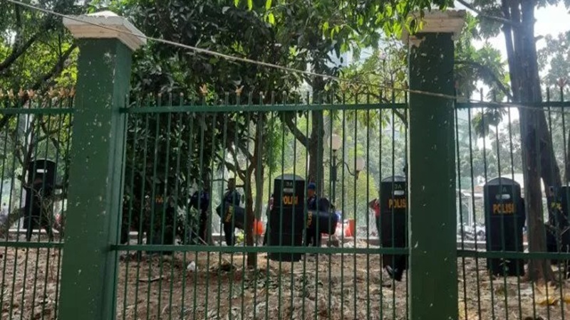 Petugas kepolisian melakukan pegamanan di sekitar Gedung Parlemen, Rabu, 2 Oktober 2019 (foto: Antara) Petugas kepolisian melakukan pegamanan di sekitar Gedung Parlemen, Rabu, 2 Oktober 2019 (foto: Antara)