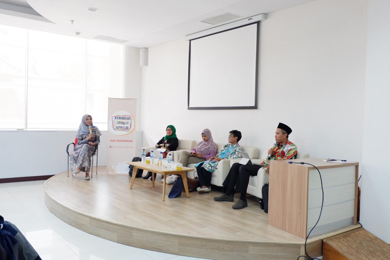 diskusi bertajuk ‘Ngaji di Udara’ dengan tema ‘RUU PKS Ber-faedah untuk Perempuan Indonesia?’ yang digelar Komunitas Jurnalis berhijab. (Foto: Khadijah Almakiyah/GenPI.co) diskusi bertajuk ‘Ngaji di Udara’ dengan tema ‘RUU PKS Ber-faedah untuk Perempuan Indonesia?’ yang digelar Komunitas Jurnalis berhijab. (Foto: Khadijah Almakiyah/GenPI.co)