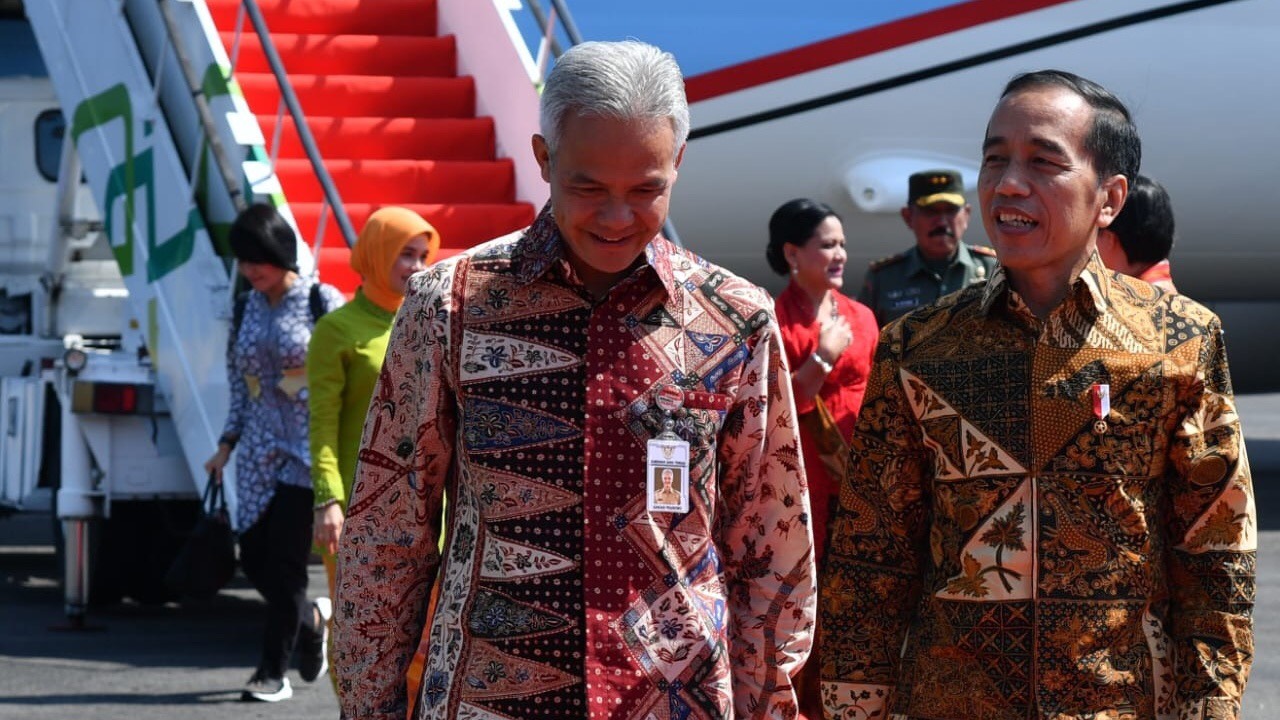 Kompaknya Pak Ganjar dan Presiden Jokowi pakai batik di Hari Batik Nasional (Foto : Foto: BPMI Setpres/Laily Rachev) Kompaknya Pak Ganjar dan Presiden Jokowi pakai batik di Hari Batik Nasional (Foto : Foto: BPMI Setpres/Laily Rachev)