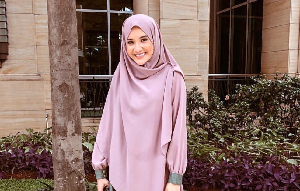 Hijab menutup dada dari zaskia sungkar