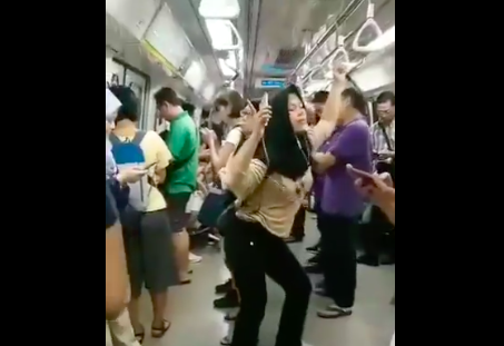 Mbak-mbak joget santuy di kereta, bikin penumpang lain senyum-senyum sendiri (Foto : Twitter Katolik Garis Lucu) Mbak-mbak joget santuy di kereta, bikin penumpang lain senyum-senyum sendiri (Foto : Twitter Katolik Garis Lucu)