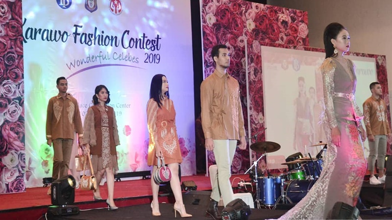 Para model menampilkan adibusana karya desainer muda yang berhiaskan sulaman karawo (foto: Exel Maestro) Para model menampilkan adibusana karya desainer muda yang berhiaskan sulaman karawo (foto: Exel Maestro)