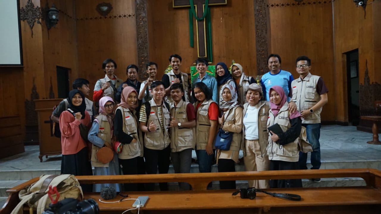 Peserta program Jelajah Toleransi di Wonosobo kala mengunjungi Gereja Kristen Jawa. (Foto: Wening.) Peserta program Jelajah Toleransi di Wonosobo kala mengunjungi Gereja Kristen Jawa. (Foto: Wening.)