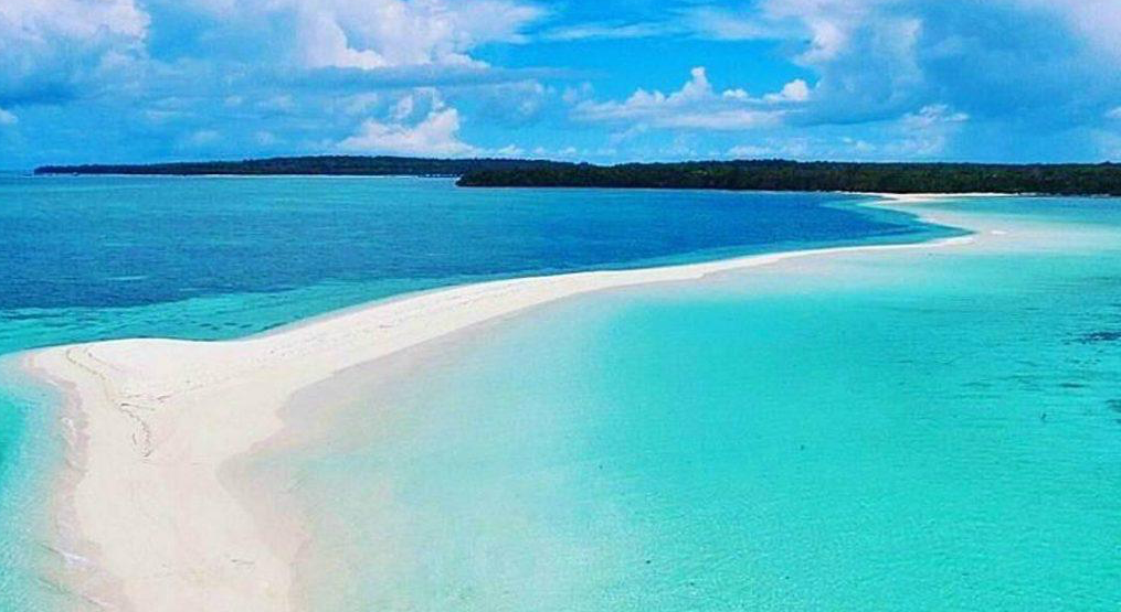 Keindahan pantai Ngurtafur. (Foto: Instagram/@ilhamarch) Keindahan pantai Ngurtafur. (Foto: Instagram/@ilhamarch)