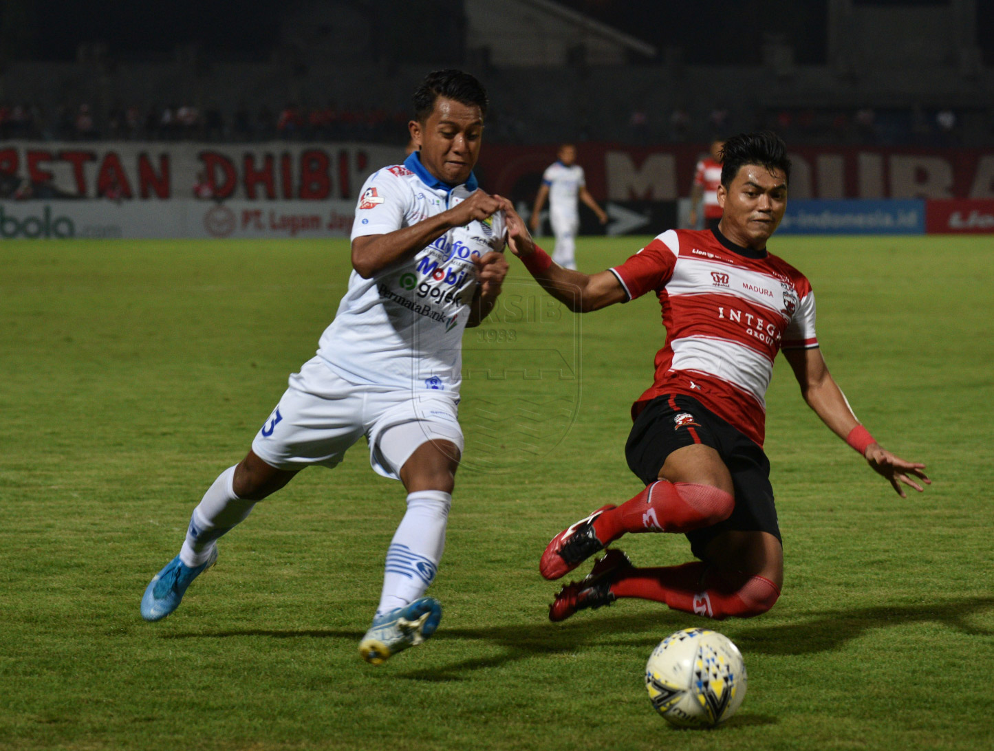 Persib Bandung gagal mengakhiri kutukannya saat melawat ke kandang Madura United. Persib harus rela ditekuk Madura United dengan skor 1-2 di Stadion Gelora Bangkalan, Sabtu (5/10). Foto: Persib Persib Bandung gagal mengakhiri kutukannya saat melawat ke kandang Madura United. Persib harus rela ditekuk Madura United dengan skor 1-2 di Stadion Gelora Bangkalan, Sabtu (5/10). Foto: Persib