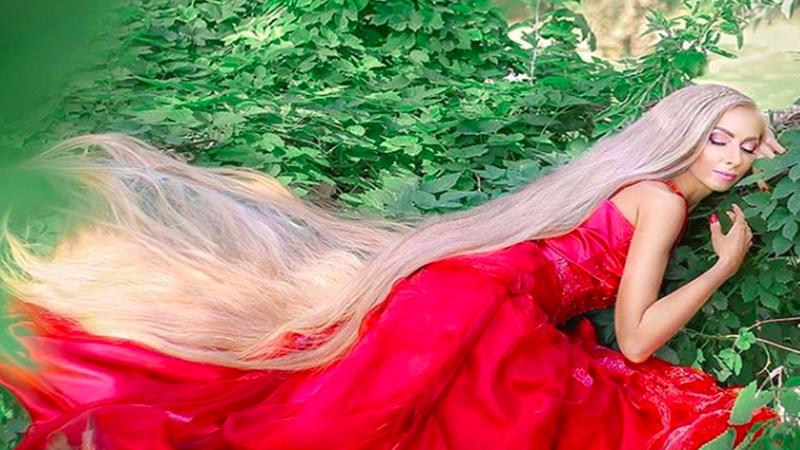 Alena, sosok Rapunzel di dunia nyata (foto: IG @alenuwka_longhair) Alena, sosok Rapunzel di dunia nyata (foto: IG @alenuwka_longhair)