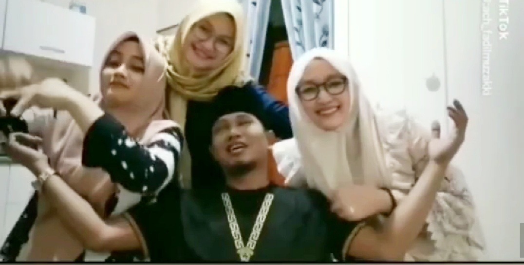 Asyiknya anggota DPR RI yang beristri 3 main TikTok. Kerja pak, woy (Foto : Twitter Deandrasu) Asyiknya anggota DPR RI yang beristri 3 main TikTok. Kerja pak, woy (Foto : Twitter Deandrasu)