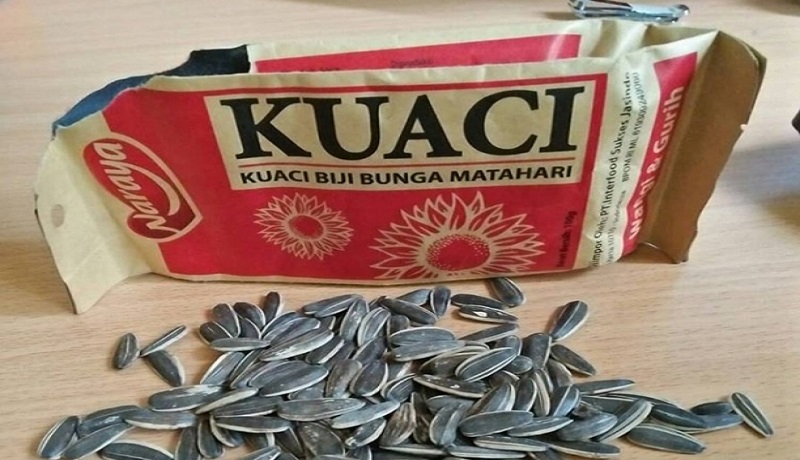 Makan kuaci ternyata baik untuk kesehatan. Foto: Instagram/@ceritamedancom Makan kuaci ternyata baik untuk kesehatan. Foto: Instagram/@ceritamedancom