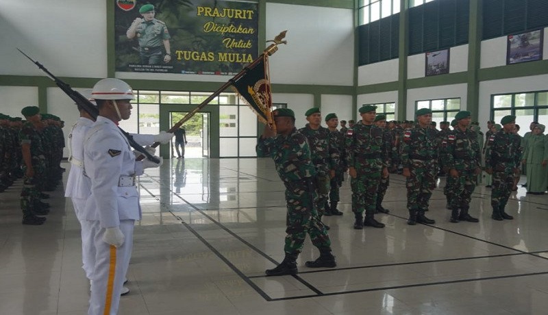 Sepuluh personil kebanggaan TNI AD dilepas bertugas menjaga keamanan Pulau Sekatung, Natuna, Kepri. Foto: Antara Sepuluh personil kebanggaan TNI AD dilepas bertugas menjaga keamanan Pulau Sekatung, Natuna, Kepri. Foto: Antara