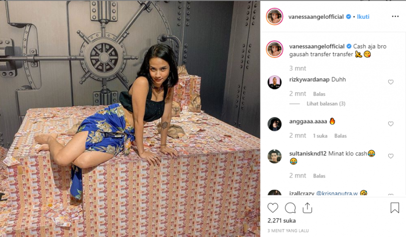 Vanessa Angel pose manja di atas tumpukan uang. (Foto: Inatagram/@vanessaangelofficial) Vanessa Angel pose manja di atas tumpukan uang. (Foto: Inatagram/@vanessaangelofficial)