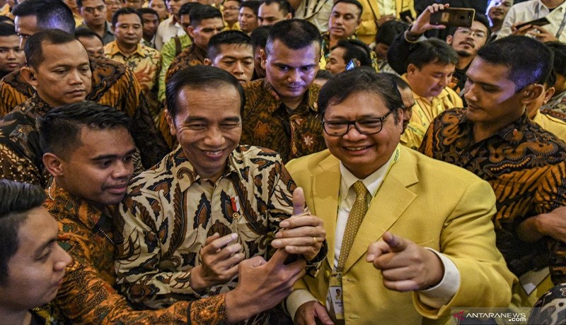 Presiden Joko Widodo didampingi Ketum Golkar Airlangga Hartarto saat membuka Munas di Jakarta. Foto: Antara Presiden Joko Widodo didampingi Ketum Golkar Airlangga Hartarto saat membuka Munas di Jakarta. Foto: Antara