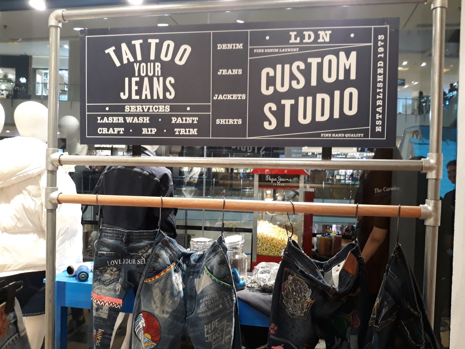 Pepe Jeans membebaskan pelanggan untuk mendesain sendiri denim mereka. (Foto: GenPI.co) Pepe Jeans membebaskan pelanggan untuk mendesain sendiri denim mereka. (Foto: GenPI.co)