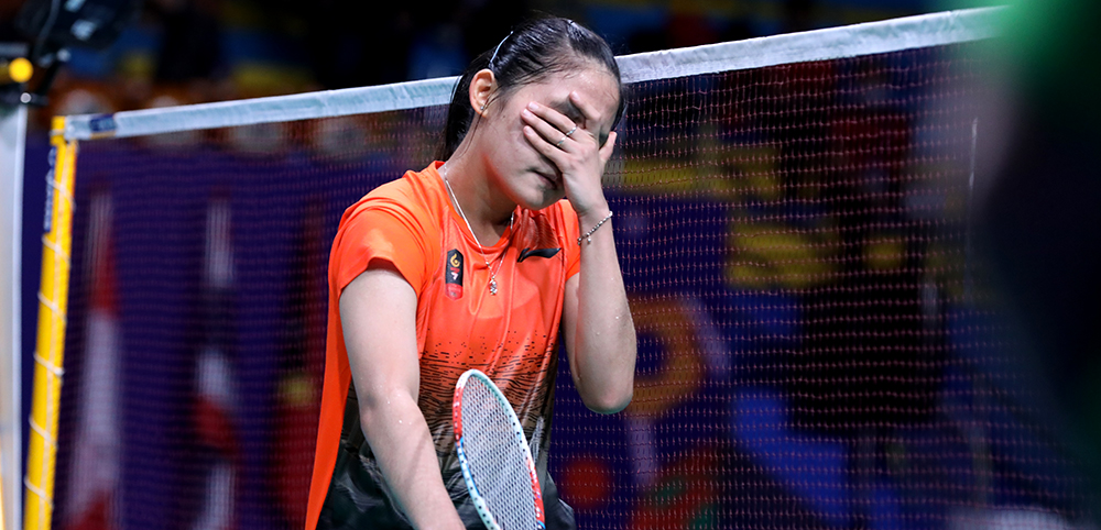 Tunggal putri Indonesia Ruselli Hartawan hanya tertunduk lesu setelah laga final badminton SEA Games 2019 antara dirinya melawan Selvaduray Kisona berakhir. Foto: PBSI Tunggal putri Indonesia Ruselli Hartawan hanya tertunduk lesu setelah laga final badminton SEA Games 2019 antara dirinya melawan Selvaduray Kisona berakhir. Foto: PBSI