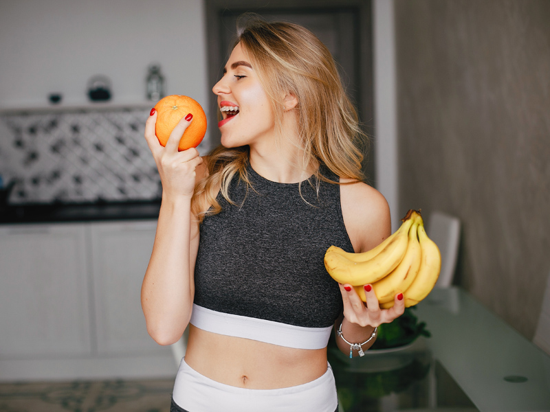 Ilustrasi wanita memakan pisang dan buah lain. Foto: Prostooleh/Elementsenvato Ilustrasi wanita memakan pisang dan buah lain. Foto: Prostooleh/Elementsenvato