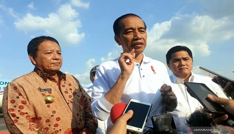 Presiden Joko Widodo dalam jumpa pers di Bandara Radin Inten II, Lampung pada Jumat sore (15/11). Foto: Antara Presiden Joko Widodo dalam jumpa pers di Bandara Radin Inten II, Lampung pada Jumat sore (15/11). Foto: Antara
