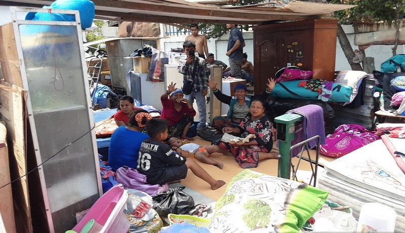 Warga korban penggusuran di Jalan Sunter Agung Perkasa VIII, Kecamatan Tanjung Priok, Jakarta Utara masih bertahan di puing-puing bangunan bekas rumah mereka, Sabtu (16/11). Foto: Antara Warga korban penggusuran di Jalan Sunter Agung Perkasa VIII, Kecamatan Tanjung Priok, Jakarta Utara masih bertahan di puing-puing bangunan bekas rumah mereka, Sabtu (16/11). Foto: Antara