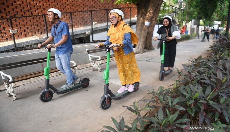 Pengguna jalan menggunakan Grabwheels atau skuter listik di Jakarta. Foto: Antara Pengguna jalan menggunakan Grabwheels atau skuter listik di Jakarta. Foto: Antara
