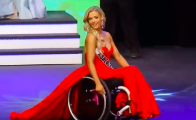 Madeline Delp tampak anggun dengan gaun merah saat ajang pemilihan Miss North Caroline USA 2019. (Foto: Instagram/@liveboundlessgirl) Madeline Delp tampak anggun dengan gaun merah saat ajang pemilihan Miss North Caroline USA 2019. (Foto: Instagram/@liveboundlessgirl)