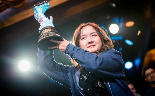 Li Xiomeng saat memenangkan turnamen Heartstone (Foto: The Telegraph) Li Xiomeng saat memenangkan turnamen Heartstone (Foto: The Telegraph)