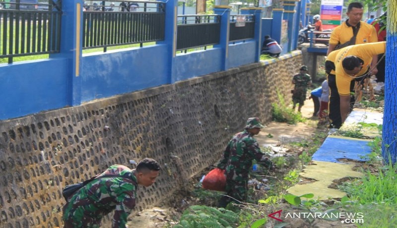 Aksi bersih-bersih sampah plastik prajurit TNI Koramil Pakong bersama polisi dan warga, Jumat (6/12). Foto: Antara Aksi bersih-bersih sampah plastik prajurit TNI Koramil Pakong bersama polisi dan warga, Jumat (6/12). Foto: Antara