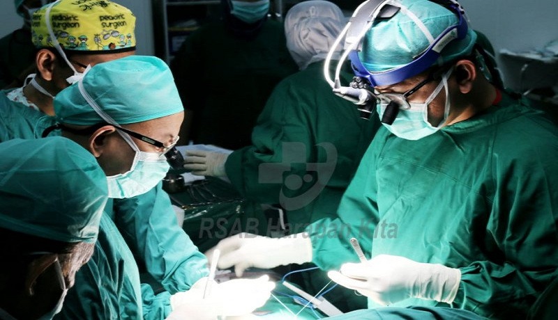Tim dokter gabungan melakukan proses insisi pertama pada pemisahan kembar siam dempet dada-perut Ardi dan Ardan di Rumah Sakit Anak dan Bunda (RSAB) Harapan Kita Jakarta. Foto: Antara/Dok RSAB Harapan Kita Tim dokter gabungan melakukan proses insisi pertama pada pemisahan kembar siam dempet dada-perut Ardi dan Ardan di Rumah Sakit Anak dan Bunda (RSAB) Harapan Kita Jakarta. Foto: Antara/Dok RSAB Harapan Kita