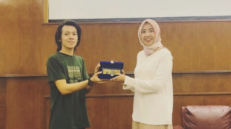 Khadijah Alqi Almakiyah (kanan), selaku Direktur Utama PT Sari Jaya Indonesia dan Former General Manager Platform GenPI.co (foto: IG @alqalmakiyah) Khadijah Alqi Almakiyah (kanan), selaku Direktur Utama PT Sari Jaya Indonesia dan Former General Manager Platform GenPI.co (foto: IG @alqalmakiyah)