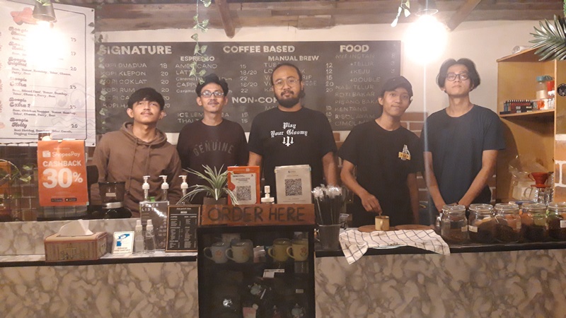5 Pemuda bisnis bareng, omzet di bulan pertama langsung balik modal (foto: GenPI.co) 5 Pemuda bisnis bareng, omzet di bulan pertama langsung balik modal (foto: GenPI.co)