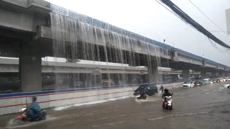 Air terjun dadakan di ruas Tol Becakayu (foto: SC@@jktinfo) Air terjun dadakan di ruas Tol Becakayu (foto: SC@@jktinfo)