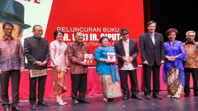 Topi dan jemari memberntuk hati menjadi citri tampilan Ciputra (foto: Lanang Indonesia) Topi dan jemari memberntuk hati menjadi citri tampilan Ciputra (foto: Lanang Indonesia)