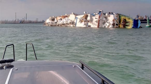 Kapal Queen Hind yang mengangkut domba condong ke salah satu sisi lalu tenggelam selurunhya. (Foto: aljazeera.com) Kapal Queen Hind yang mengangkut domba condong ke salah satu sisi lalu tenggelam selurunhya. (Foto: aljazeera.com)