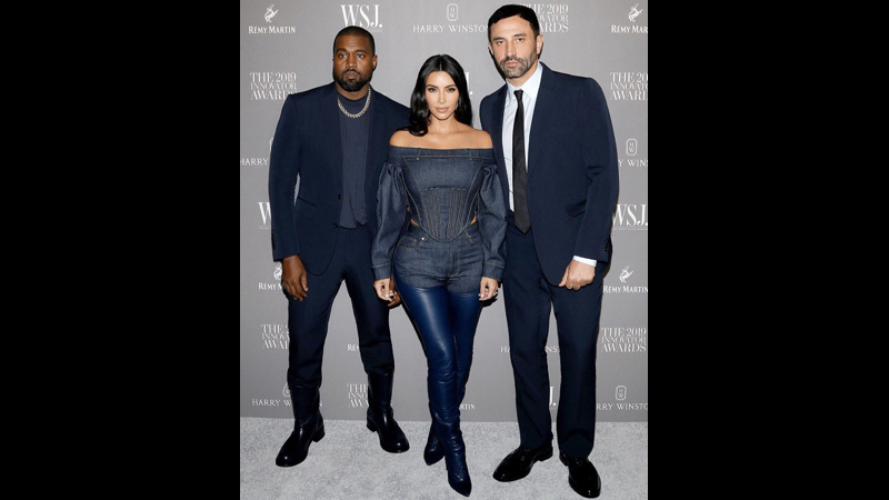 Kim Kardashian menggunakan pakaian dari brand fesyen Burberry (foto: SC IG @burberry) Kim Kardashian menggunakan pakaian dari brand fesyen Burberry (foto: SC IG @burberry)