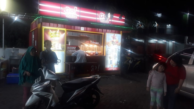 Salah satu tampilan ciamik kontainer di lahan parkir supermarket (foto: linda) Salah satu tampilan ciamik kontainer di lahan parkir supermarket (foto: linda)