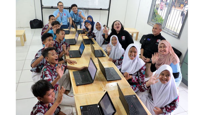 Lenovo Indonesia memberikan 10 laptop kepada Sekolah Rakyat Ancol (foto: Sekolah Rakyat Ancol) Lenovo Indonesia memberikan 10 laptop kepada Sekolah Rakyat Ancol (foto: Sekolah Rakyat Ancol)