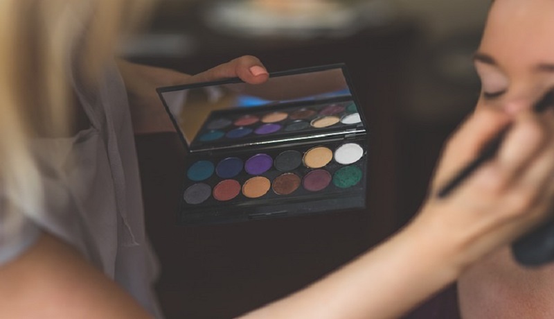 Ilustrasi memakai eyeshadow. (pixabay) Ilustrasi memakai eyeshadow. (pixabay)