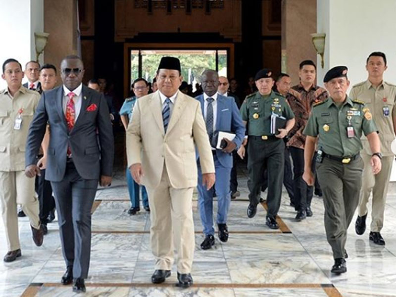 Menteri Pertahanan Prabowo Subianto (jas krem) dan Menteri Pertahanan Ghana Dominic B.A. Nitiwul (jas hitam). Foto: Instagram/Kemhanri Menteri Pertahanan Prabowo Subianto (jas krem) dan Menteri Pertahanan Ghana Dominic B.A. Nitiwul (jas hitam). Foto: Instagram/Kemhanri