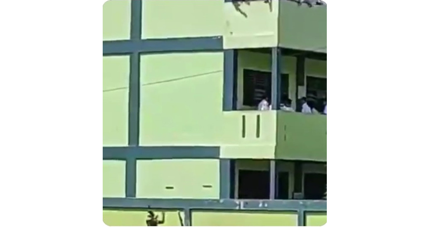 Pedagang cilok melayani siswa sekolah dari luar gedung (foto: SC @akusukajalan2) Pedagang cilok melayani siswa sekolah dari luar gedung (foto: SC @akusukajalan2)