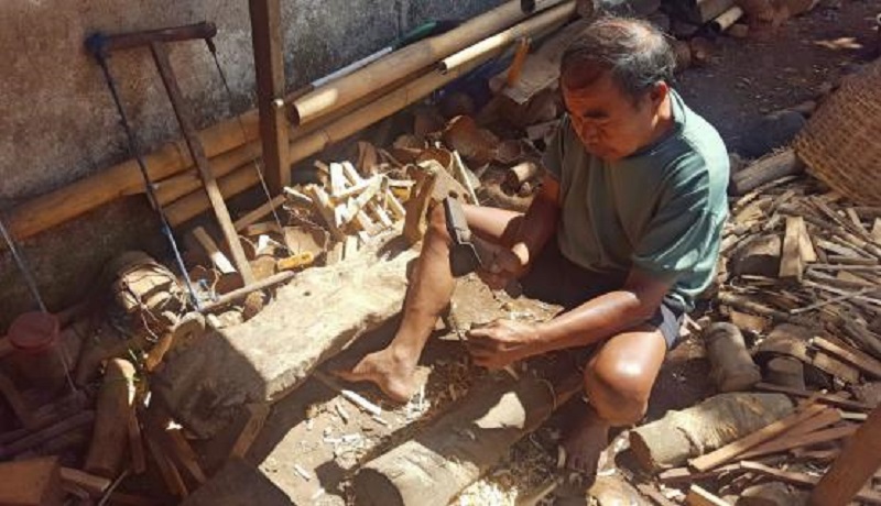 Sumadi perajin tempurung kelapa. (ist) Sumadi perajin tempurung kelapa. (ist)