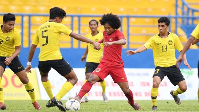Tim Garuda Indonesia U-18 gagal melaju ke babak final Piala AFF U-18 2019 setelah kalah saat berhapan dengan atas Malaysia (foto: Antara) Tim Garuda Indonesia U-18 gagal melaju ke babak final Piala AFF U-18 2019 setelah kalah saat berhapan dengan atas Malaysia (foto: Antara)