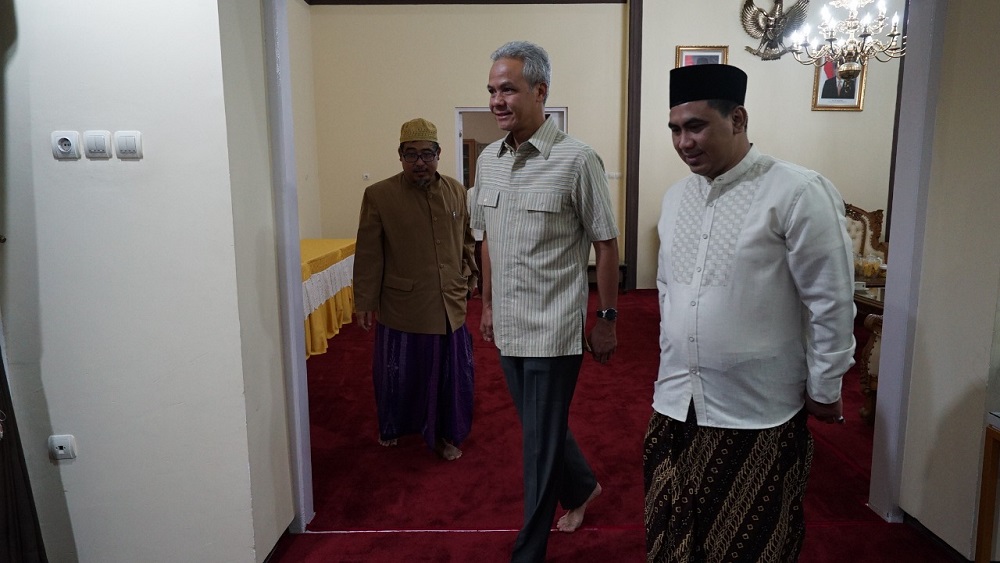 Pertemuan empat mata Gubernur Jateng Ganjar Pranowo dan Wagub Gus Yasin sesaat sebelum keberangkatannya ke Tanah Suci Mekah untuk berziarah di makam Mbah Moen. Pertemuan empat mata Gubernur Jateng Ganjar Pranowo dan Wagub Gus Yasin sesaat sebelum keberangkatannya ke Tanah Suci Mekah untuk berziarah di makam Mbah Moen.