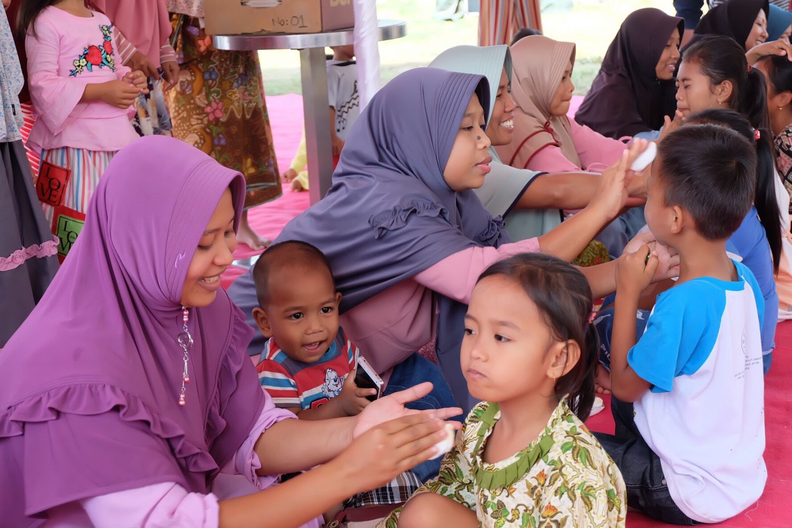Sentuhan ibu kepada anak memiliki kekuatan sendiri yang dapat mengurangi rasa trauma dari bencana gempa bumi yang menimpa Lombok tahun 2018 lalu. (Sumber foto: NIVEA) Sentuhan ibu kepada anak memiliki kekuatan sendiri yang dapat mengurangi rasa trauma dari bencana gempa bumi yang menimpa Lombok tahun 2018 lalu. (Sumber foto: NIVEA)
