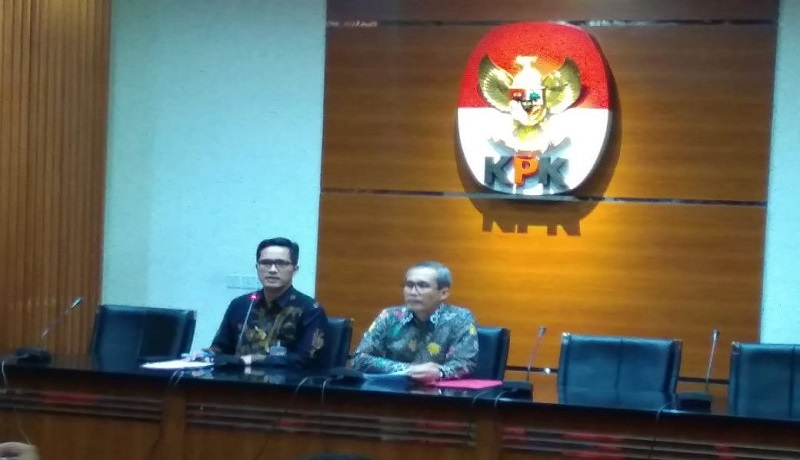 Wakil Ketua KPK Alexander Marwata dan Juru Bicara KPK Febri Diansyah saat jumpa pers terkait penetapan Imam Nahrawi dan asisten pribadinya Miftahul Ulum sebagai tersangka di gedung KPK, Jakarta, Rabu (18/9/2019). Foto: Benardy Ferdiansyah/ANT Wakil Ketua KPK Alexander Marwata dan Juru Bicara KPK Febri Diansyah saat jumpa pers terkait penetapan Imam Nahrawi dan asisten pribadinya Miftahul Ulum sebagai tersangka di gedung KPK, Jakarta, Rabu (18/9/2019). Foto: Benardy Ferdiansyah/ANT