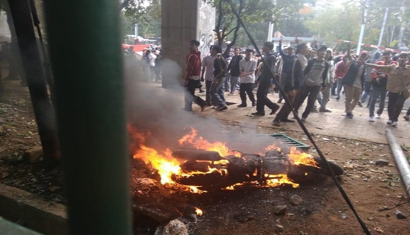 Massa membakar motor milik seorang wartawan saat kericuhan demo di depan gedung DPR. Foto: Antara Massa membakar motor milik seorang wartawan saat kericuhan demo di depan gedung DPR. Foto: Antara