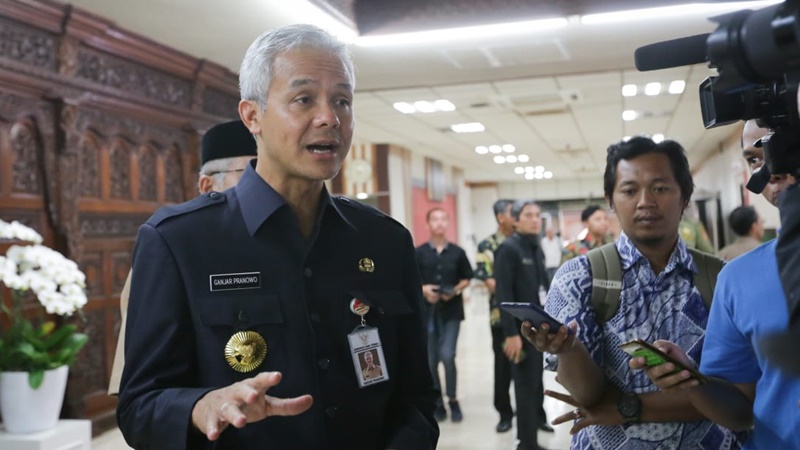 Gubernur Jateng Ganjar Pranowo saat berbincang dengan kalangan media terkait upaya pembangunan 15 SMKN baru di tahun depan (foto: Gus Wahid) Gubernur Jateng Ganjar Pranowo saat berbincang dengan kalangan media terkait upaya pembangunan 15 SMKN baru di tahun depan (foto: Gus Wahid)